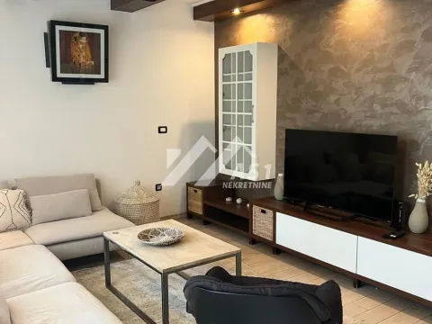 Izdavanje, četvorosoban stan, 95m², Centar, Novi Sad - image 1
