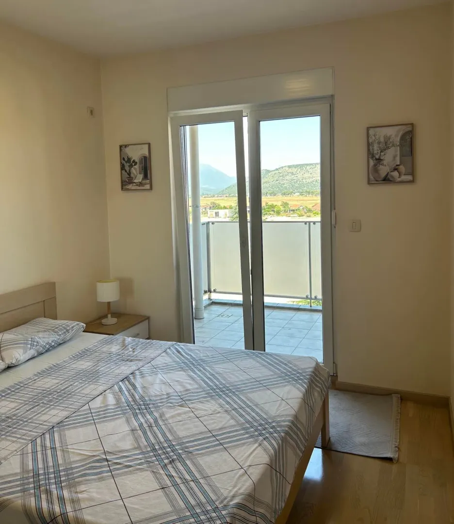 Bedroom with a double bed and access to the terrace.