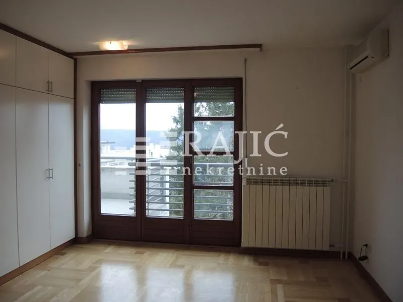 Empty room with a built-in wardrobe and access to the terrace.