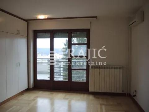 Empty room with a built-in wardrobe and access to the terrace. - image 4