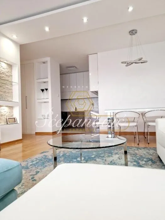 Izdavanje, trosoban stan, 105m², Centar, Novi Sad