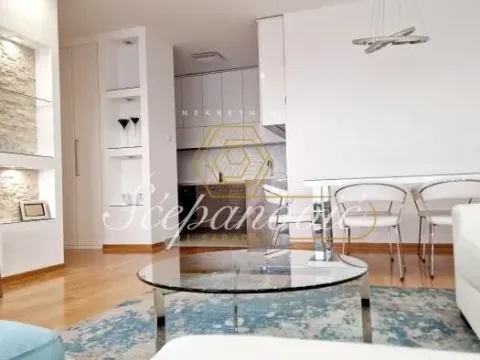 Izdavanje, trosoban stan, 105m², Centar, Novi Sad - image 14