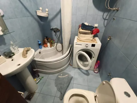 Kupatilo sa tuš kadom, umivaonikom, WC šoljom i veš mašinom. - image 6