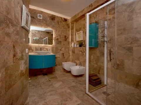 Izdavanje, trosoban stan, 247m², Sveti Stefan, Budva - image 13