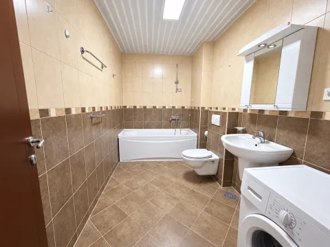 Potpuno opremljeno kupatilo sa kadom, umivaonikom, WC šoljom i veš mašinom. - image 11