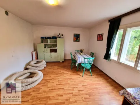 Dnevna soba sa trpezarijskim stolom, ormarom i prozorom. - image 8