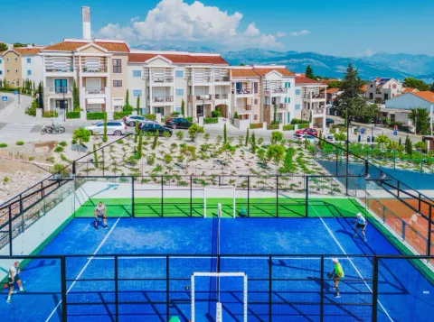 Pogled iz vazduha na otvorene sportske terene u sklopu stambenog kompleksa. - image 11