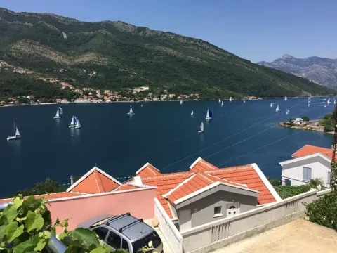 Pogled na zaliv i planine sa terase sa jedrilicama na vodi. - image 19