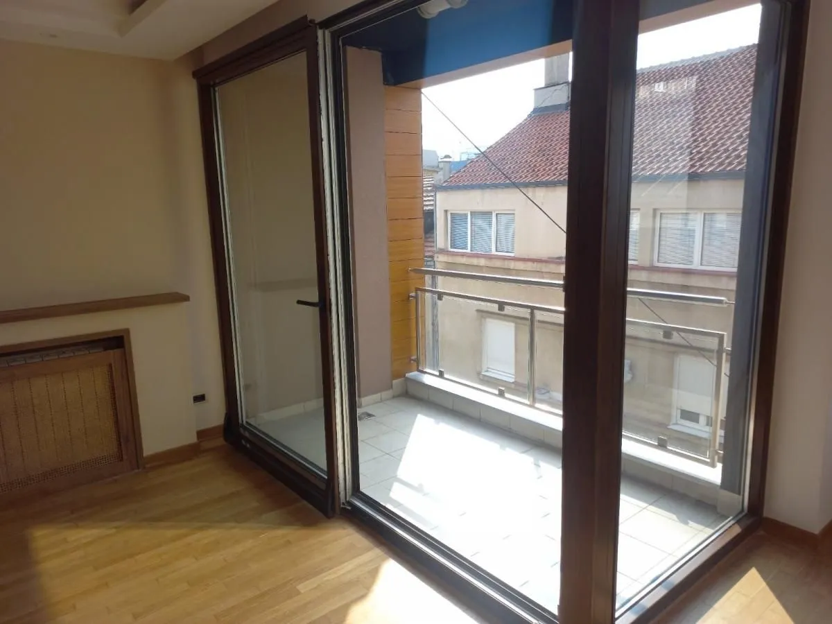 Izdavanje, trosoban stan, 91m², Kalenić Pijaca, Vračar Sve Podlokacije