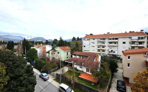 Pogled iz vazduha na okolne kuće i stambenu zgradu. - image 13