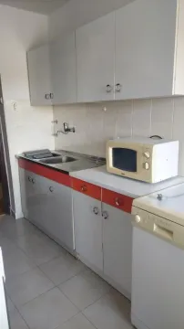 Manja kuhinja sa belim i narandžastim elementima. - image 5