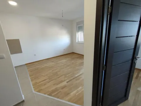 Izdavanje, dvosoban stan, 42m², Telep, Novi Sad Sve Podlokacije - image 12