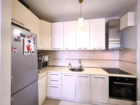Manja bijela kuhinja sa ugrađenim elementima i frižiderom. - image 6