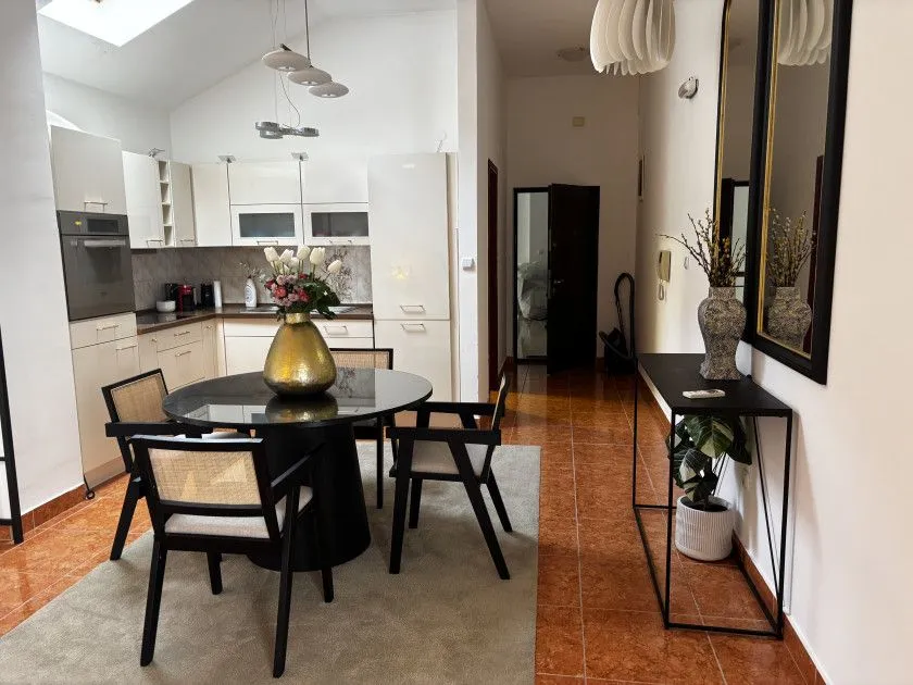 Prodaja, dvosoban stan, 90m², Dobrota, Kotor