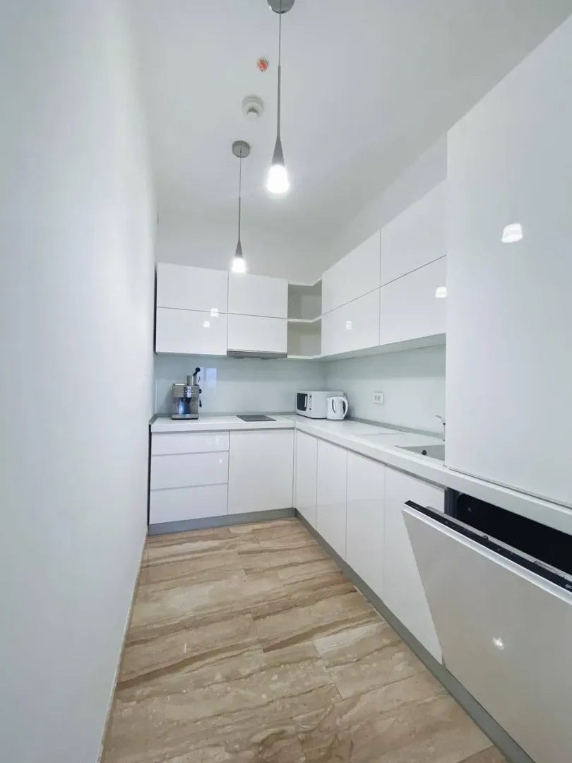 Izdavanje, dvosoban stan, 92m², Tre Canne, Budva
