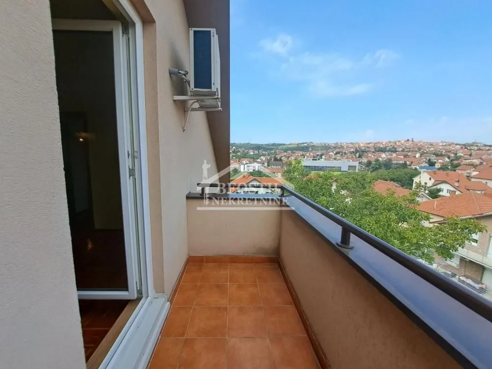 Pogled sa balkona na naselje i okolinu.