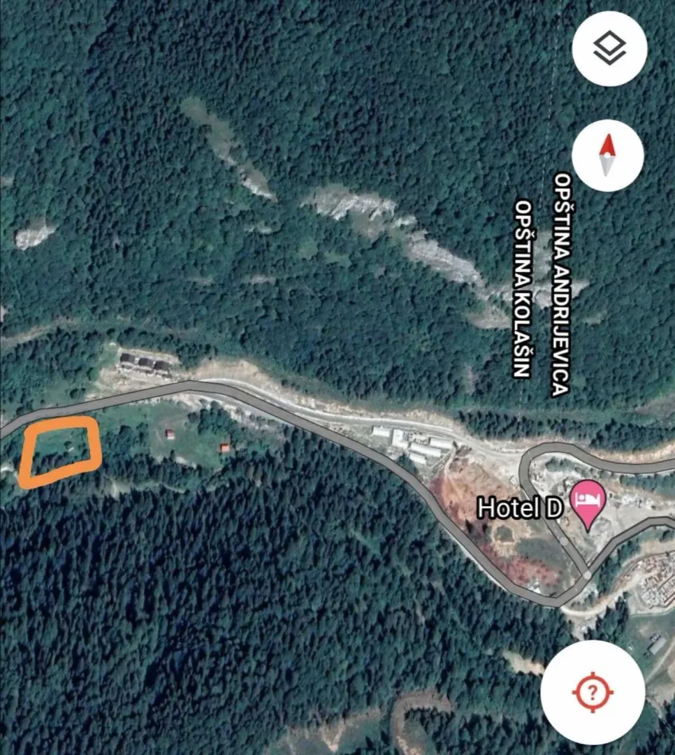 Satelitski snimak terena sa označenom parcelom blizu puta.