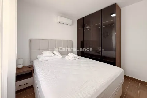 Moderna spavaća soba sa bračnim krevetom i velikim ugrađenim plakarom. - image 12
