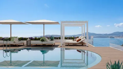 Bazen na krovnoj terasi sa ležaljkama, suncobranima i pogledom na more. - image 6