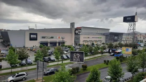 Pogled na eksterijer tržnog centra Big Fashion u Podgorici. - image 2