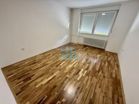 Prazna soba sa parketom i belim zidovima. - image 17
