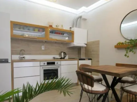 Izdavanje, jednosoban stan, 36m², Tivat, Crna Gora