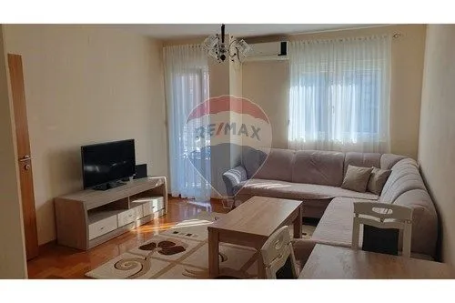 Izdavanje, dvosoban stan, 65m², Stari Aerodrom, Podgorica