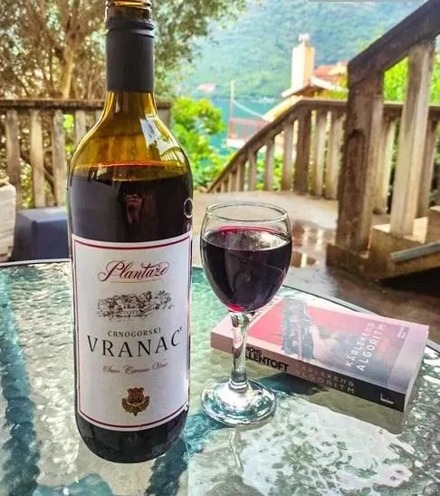 Izdavanje, stan, 22m², Tivat, Crna Gora