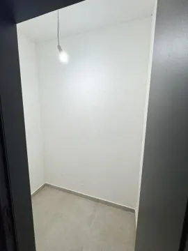 Prazna prostorija sa bijelim zidovima i sijalicom. - image 4