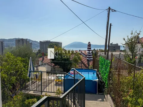 Terasa sa manjim bazenom i pogledom na more i grad. - image 8