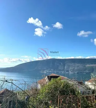Pogled na more i planine sa imanja. - image 9