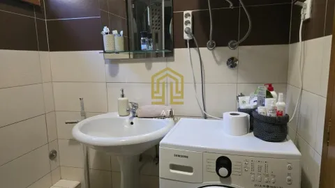 Manje kupatilo sa umivaonikom i veš mašinom. - image 11