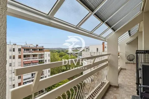 Natkriveni balkon sa pogledom na grad i okolne zgrade. - image 20