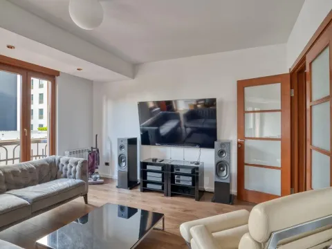 Izdavanje, dvosoban stan, 90m², Centar, Podgorica - image 2