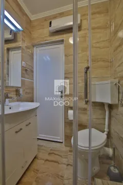 Kupatilo obloženo keramičkim pločicama sa umivaonikom i WC šoljom. - image 14