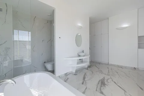Moderne kupatilo sa kadom, tuš kabinom i umivaonikom. - image 30