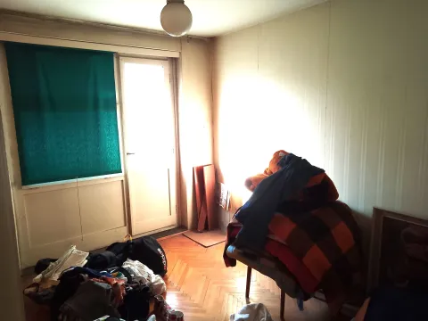 Nenamještena soba sa neredom i izlazom na terasu. - image 18