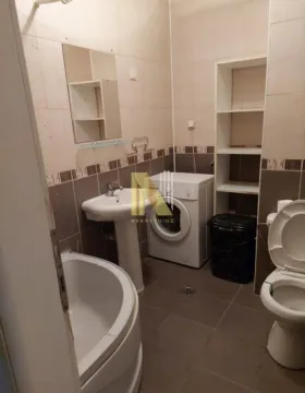 Manje kupatilo sa kadom, umivaonikom, veš mašinom i toaletom. - image 14