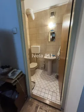 Manje kupatilo sa lavaboom, wc šoljom i zidnim pločicama. - image 10