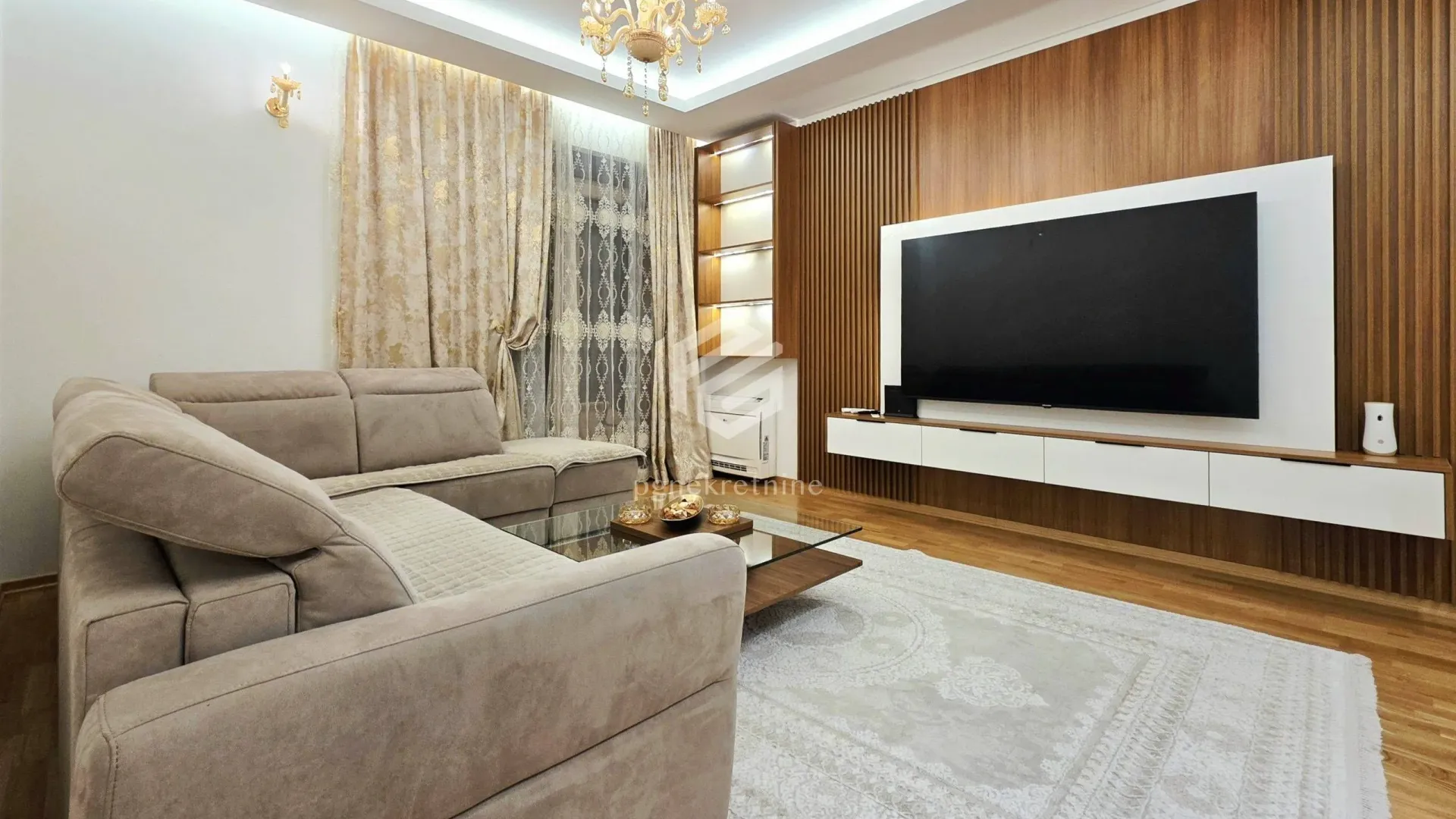 Izdavanje, dvosoban stan, 88m², Centar, Podgorica