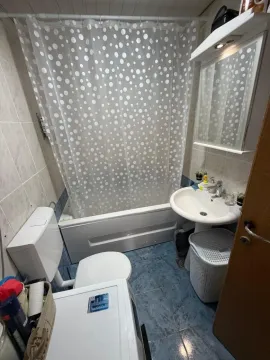 Manje kupatilo sa kadom, umivaonikom, wc šoljom i veš mašinom. - image 9