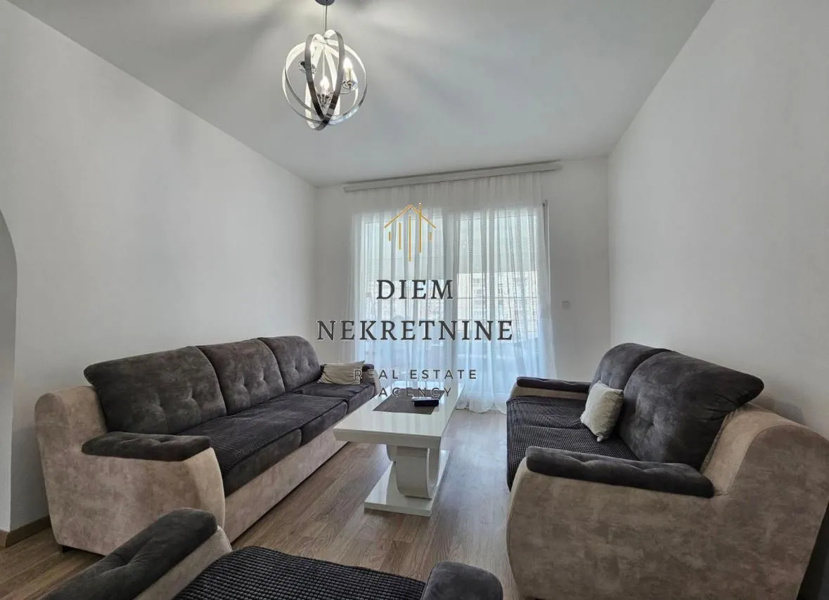 Izdavanje, trosoban stan, 120m², Centar, Bar