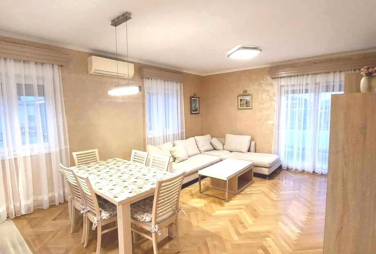 Izdavanje, dvosoban stan, 88m², City Kvart, Podgorica