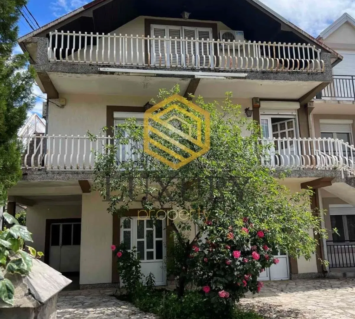 Izdavanje, kuća, 250m², Tološi, Podgorica