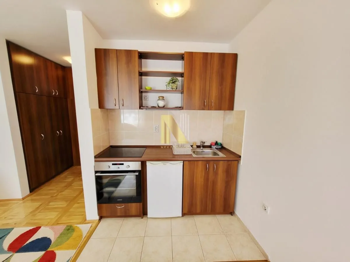 Izdavanje, garsonjera, 29m², Salajka, Novi Sad Sve Podlokacije