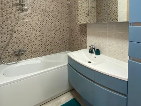 Izdavanje, dvosoban stan, 89m², Radanovići, Kotor - image 15