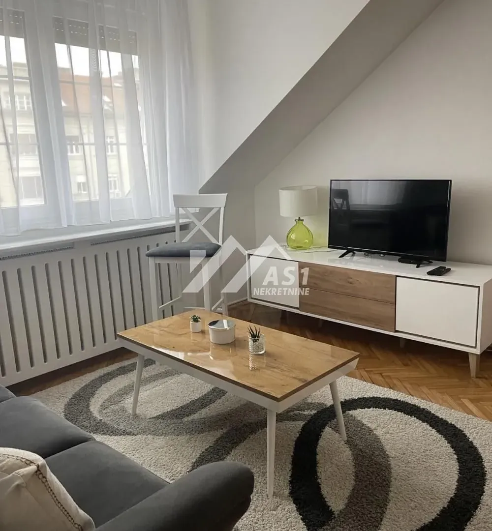 Izdavanje, trosoban stan, 100m², Centar, Novi Sad