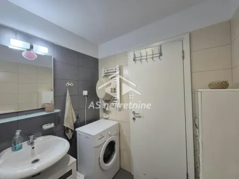 Kupatilo sa umivaonikom, ogledalom i mašinom za veš. - image 14
