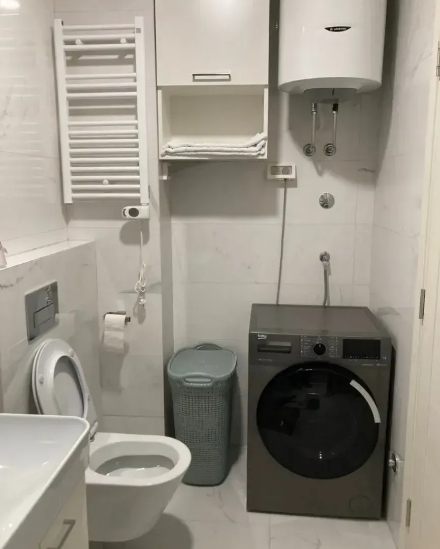 Kupatilo opremljeno sanitarijama, mašinom za veš i bojlerom.