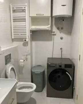 Kupatilo opremljeno sanitarijama, mašinom za veš i bojlerom. - image 6